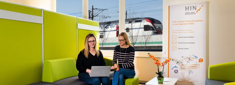 Zwei Frauen am Laptop in der HIN Lounge